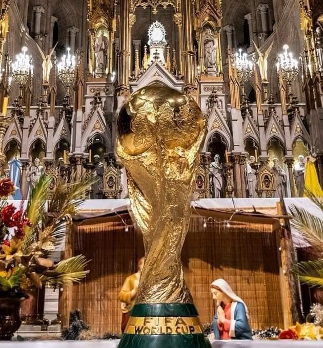 Argentínsky futbalový tím venoval svoju trofej Panne Márii na znak vďaky a úcty za víťazstvo na Svetovom šampionáte v Katare 1