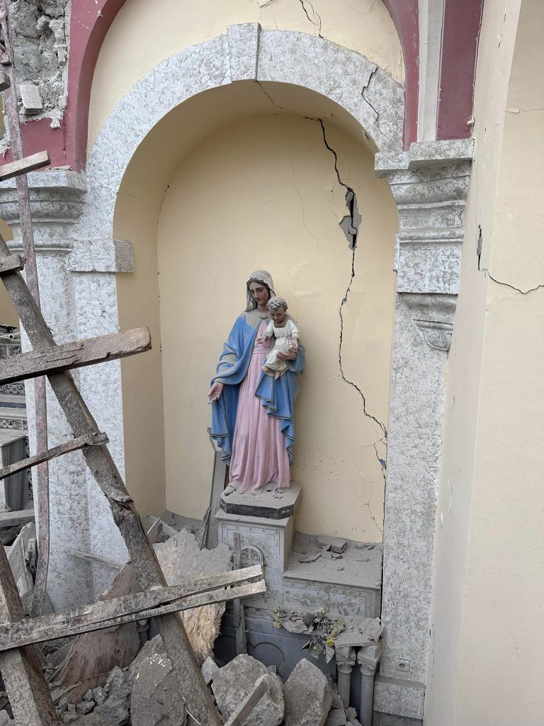 Socha Panny Márie nedotknutá pri zemetrasení, ktoré zničilo katedrálu v Turecku 2
